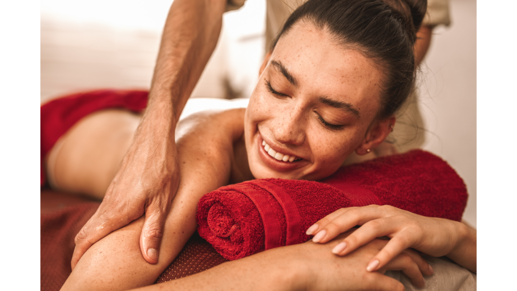 massage ayurvedique femme souriante